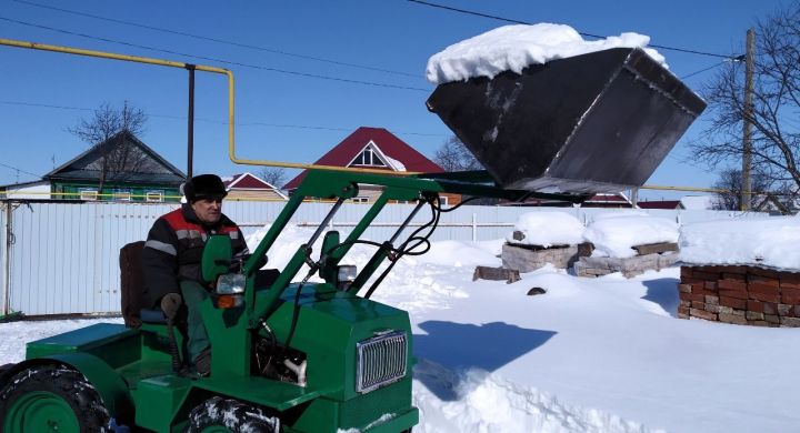 Разяп Шарифзянов из Мензелинска чистит снег самодельной техникой