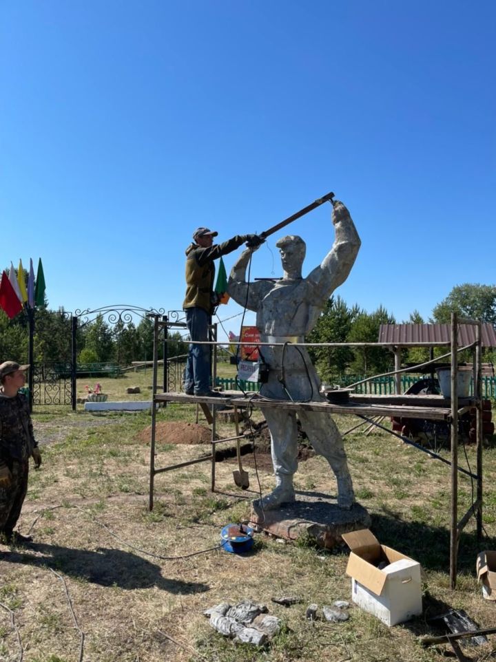 Статуя, стоявшая в Мензелинске, установлена в парке деревни Атрякле