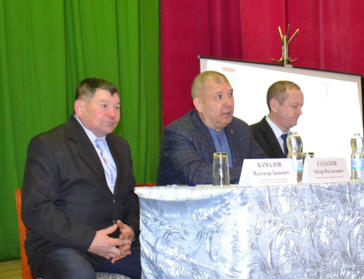 Глава района Айдар Салахов: "Для того, чтобы поселение развивалось, необходимо тесно взаимодействовать с хозяйством и активно участвовать в государственных программах"