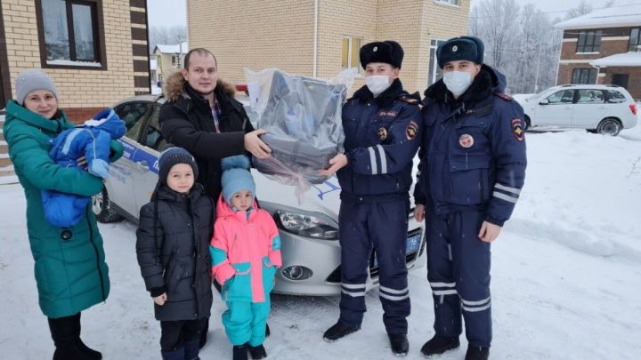Сотрудники ГИБДД в Татарстане поздравили супругов, которым они ранее помогли доехать до роддома