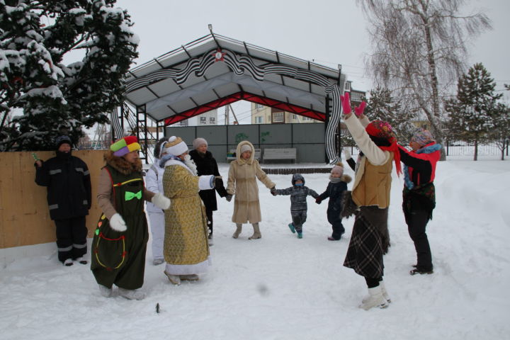 Танцы Деда Мороза и Бабы Яги в Мензелинске