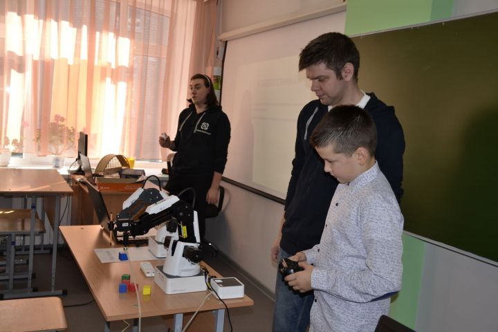 В СОШ №1 города Мензелинска начались занятия мобильного детского технопарка «Кванториум»