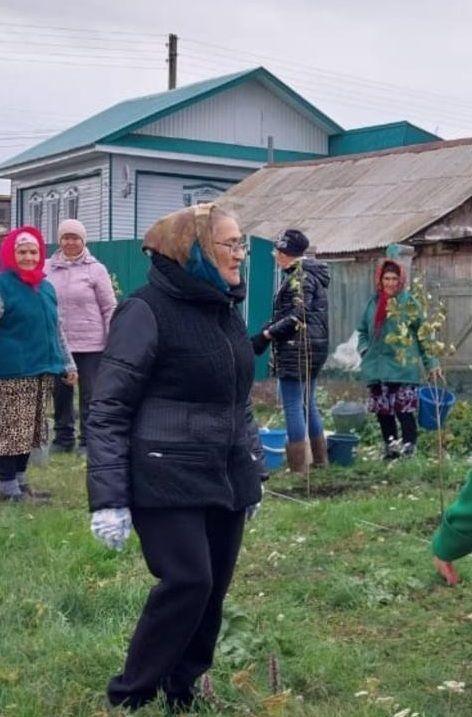 Президент фонда «БлагоДарение» Фарит Салихов провел субботник по озеленению села Топасево