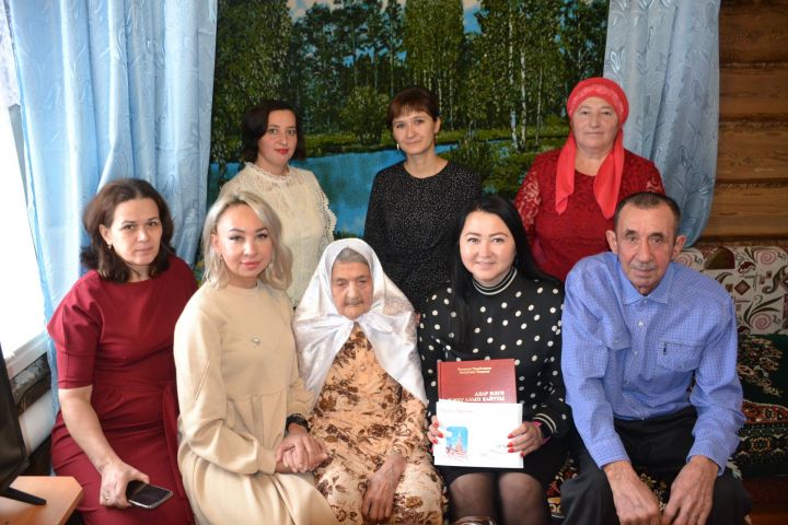 В селе Гулюково ветерана труда Гамбарию Гарипову поздравили с большим юбилеем