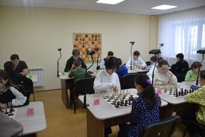 В Мензелинске стартовал чемпионат по шахматам с применением инновационных технологий