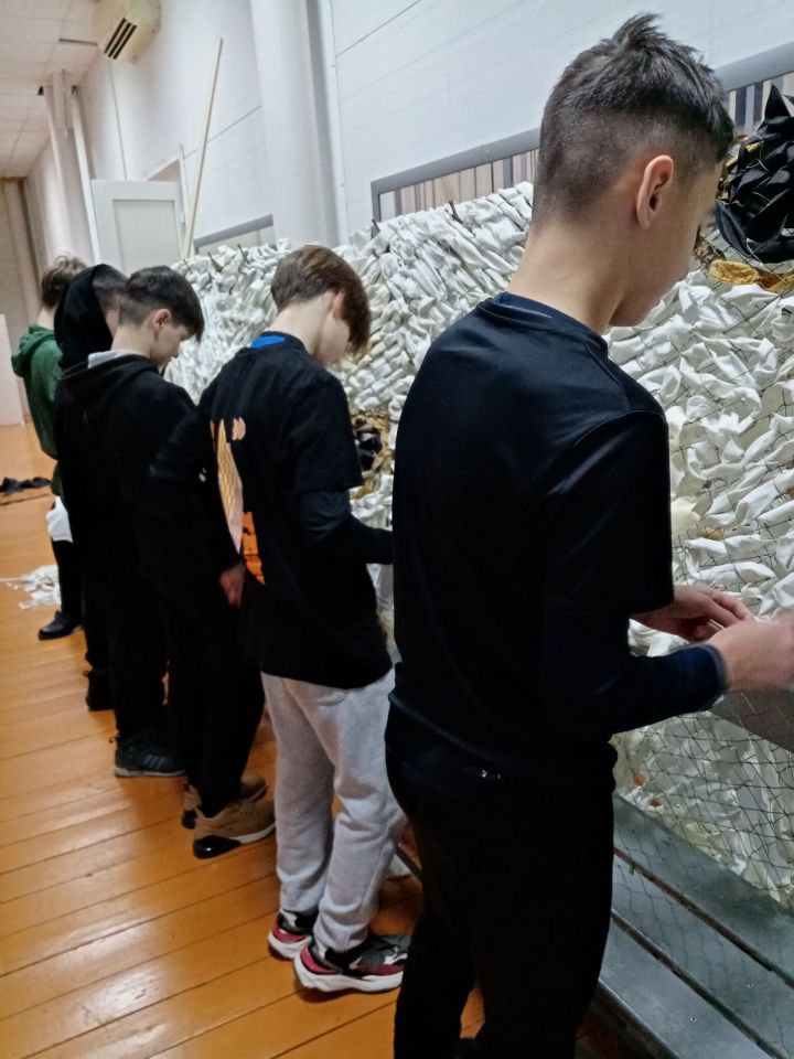 Коллектив Мензелинского ледового дворца ”Юность” плетет маскировочные сети