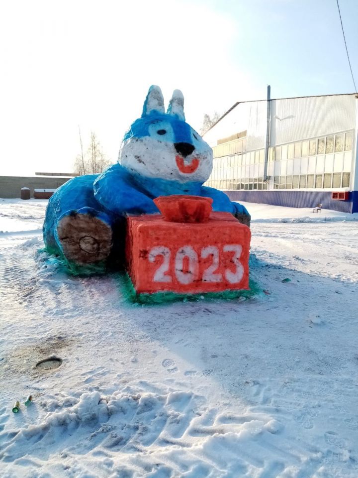 Мензелинский мастер по созданию снежных фигур Ринас Гайнутдинов изготовил 4-метрового зайца