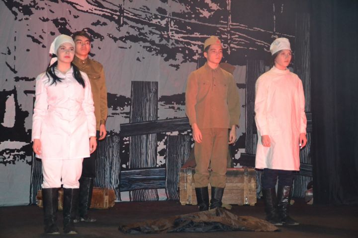 На сцене Мензелинского театра дети показали патриотический спектакль