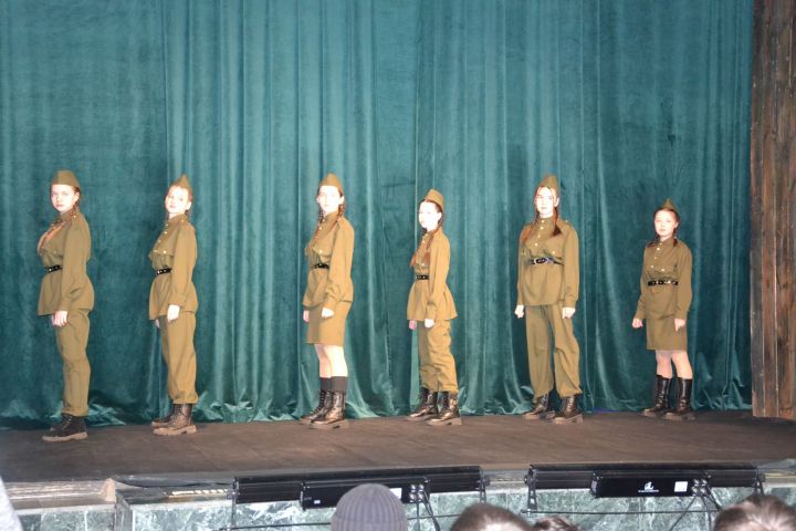На сцене Мензелинского театра дети показали патриотический спектакль