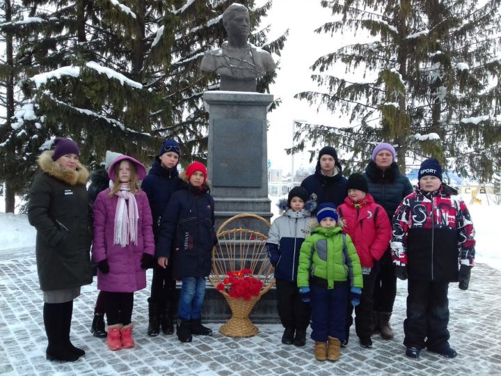Воспитанники реабилитационного центра "Умырзая" возложили цветы к памятнику Мусы Джалиля