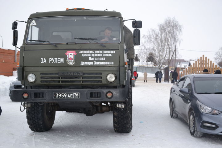 Кадеты ознакомились с военным грузовым автомобилем, носящим имя афганца Дамира Латыпова