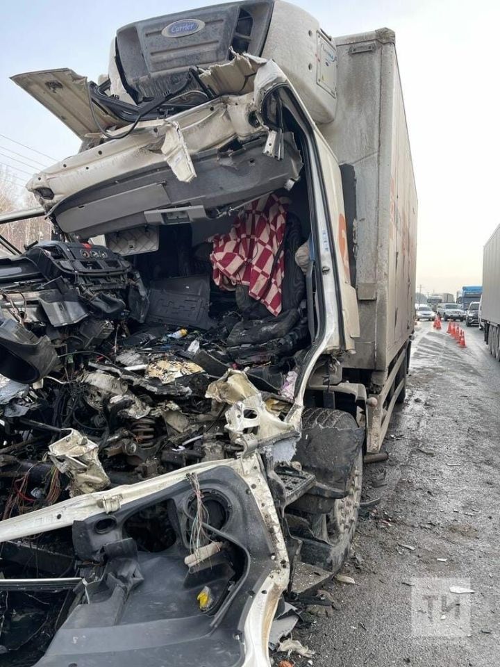 Кабина фуры превратилась в груду металлолома после аварии с КАМАЗом на трассе в Татарстане