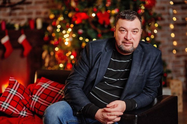 Минзәлә егете Равил Сабыр роман язган һәм танылуга ирешкән