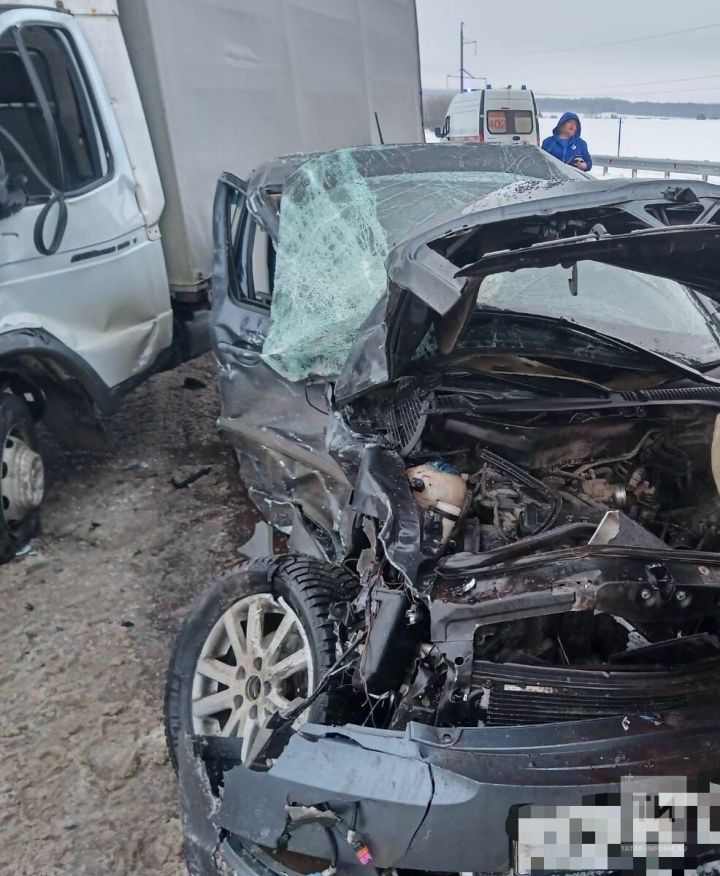 Автомобиль превратился в груду металлолома после ДТП на трассе в Татарстане