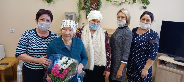Представители Урусовского сельского поселения поздравили Салису Гараеву с 8 марта