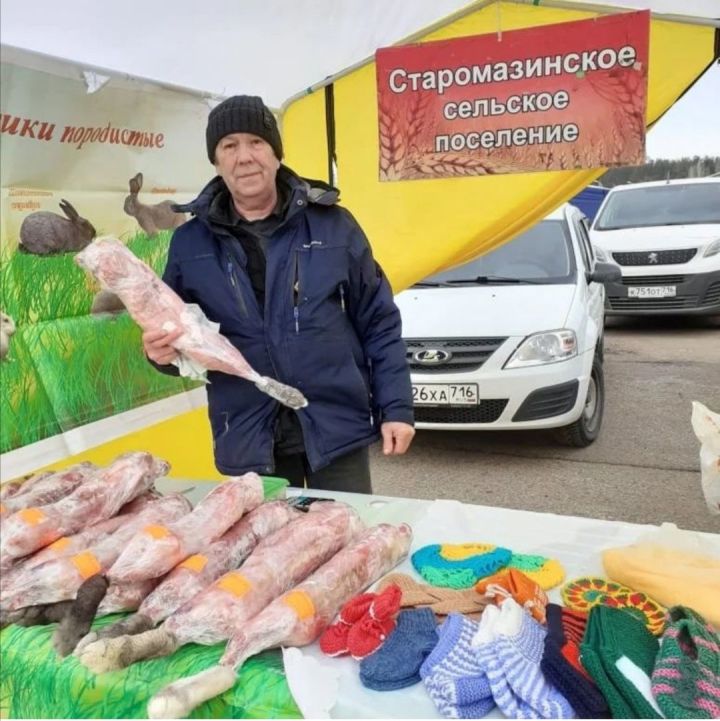 Ильгиз Сахапов продолжает продавать кроликов на Набережночелнинской ярмарке