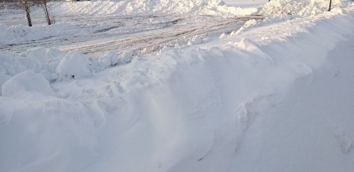 В поселке Садак очистили от снега территорию, что находится через дорогу от супермаркета «Магнит»