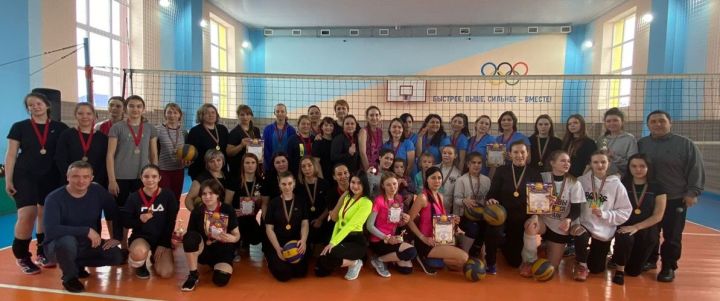 Женские команды организаций Мензелинского района соревновались по волейболу