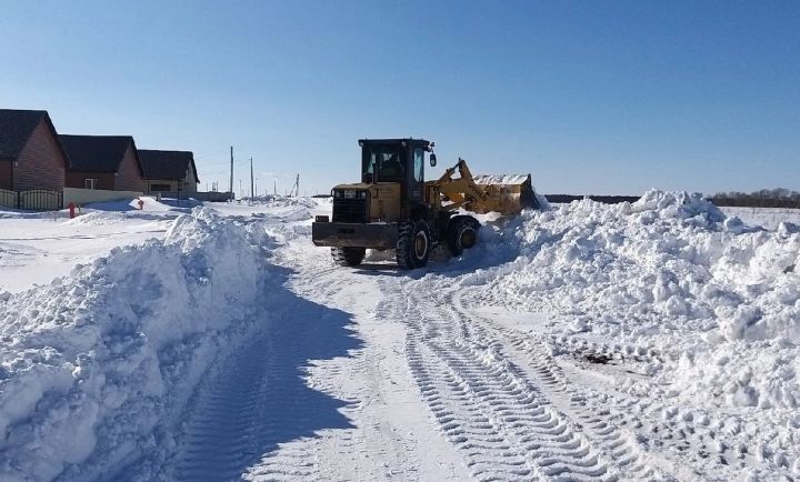 Работники "Чистого города" очищают от снега дороги на улицах