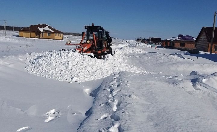 Работники "Чистого города" очищают от снега дороги на улицах