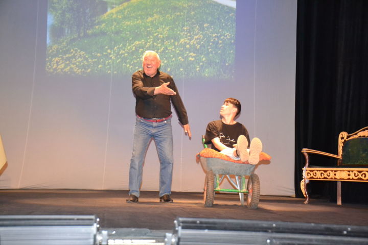 В Мензелинском театре прошло заседание клуба “Яшел кәнәфи” (“Зеленое кресло”), посвященный Дню родного языка