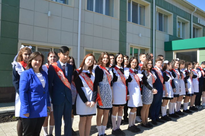 Выпускники гимназии г.Мензелинск прошли по красной ковровой дорожке
