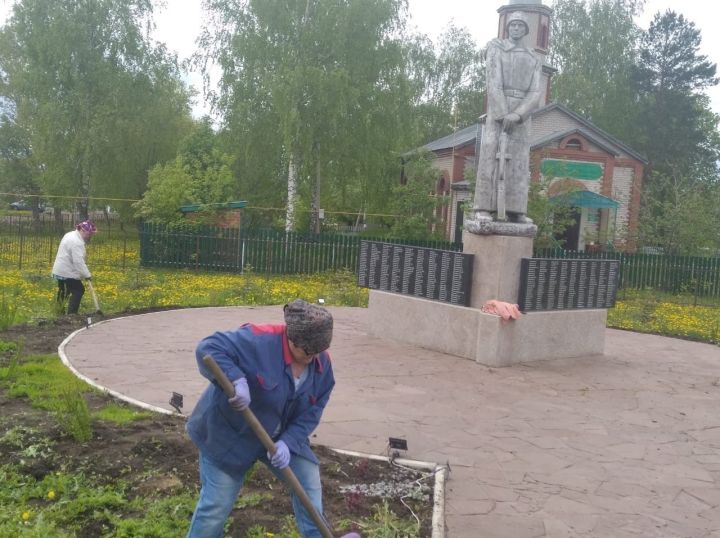 В  Кузембетьеве прошел субботник у памятника “Неизвестному солдату"