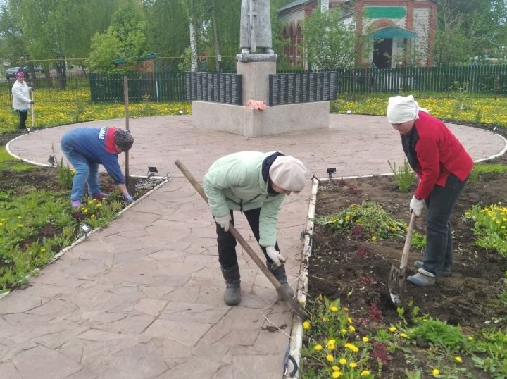 В  Кузембетьеве прошел субботник у памятника “Неизвестному солдату"