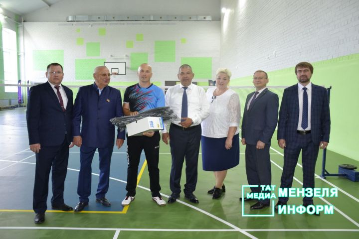Депутат Госсовета РТ Азат Хамаев подарил секции бадминтона в Мензелинске спортивный инвентарь