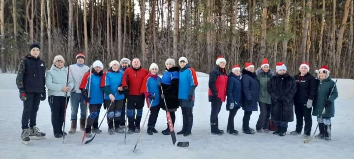 В Татарской Мушуге учителя и работники культуры сыграли в хоккей