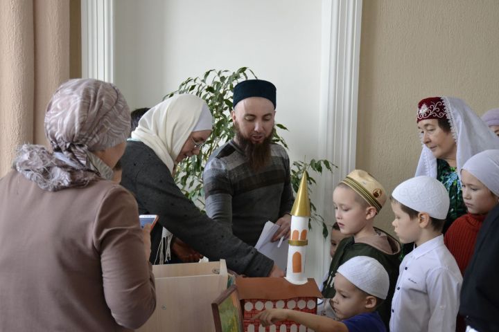 В Мензелинской мечети прошла выставка-конкурс на национальную и религиозную тематику