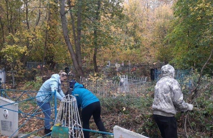 Субботники на православном русском кладбище продолжаются