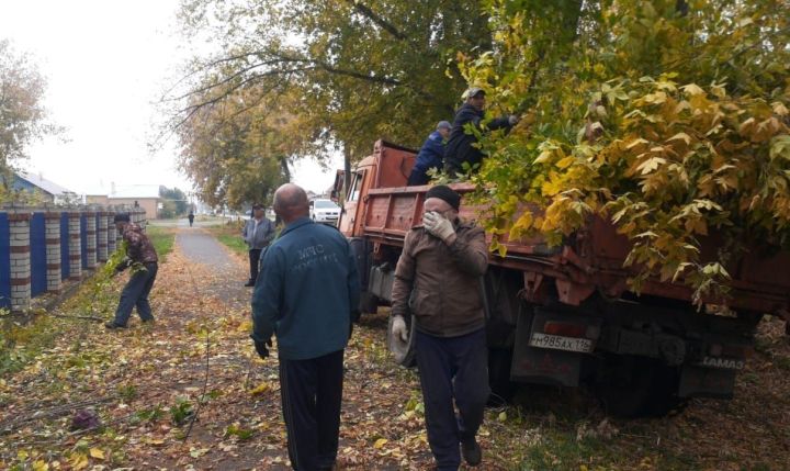Субботники на православном русском кладбище продолжаются