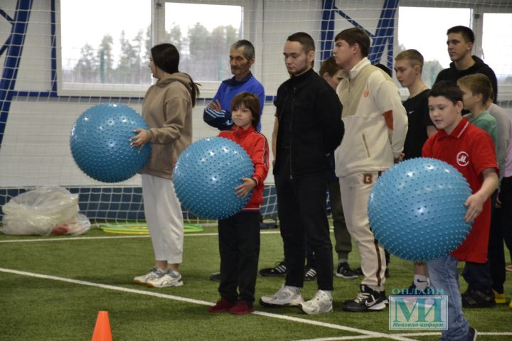 На футбольном манеже прошло спортивное мероприятие под названием «А ну-ка дружно, а ну-ка вместе!»