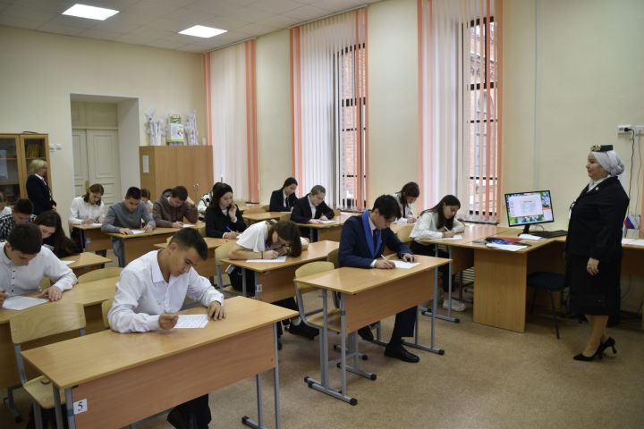 В Мензелинске проходит олимпиада по татарскому языку среди русскоязычных студентов
