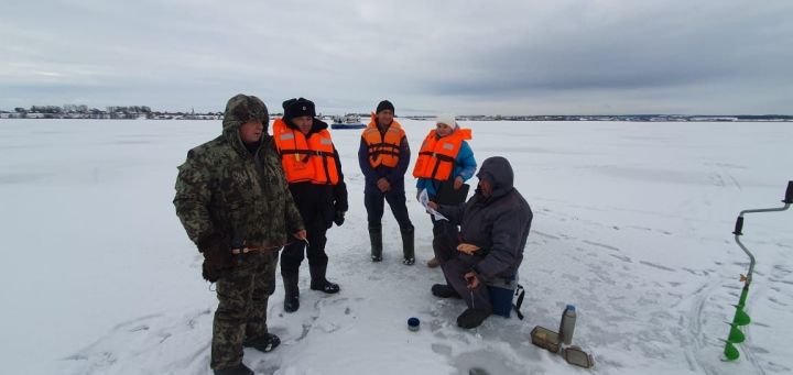 В Мензелинском районе рыбакам разъяснили правила безопасности на льду