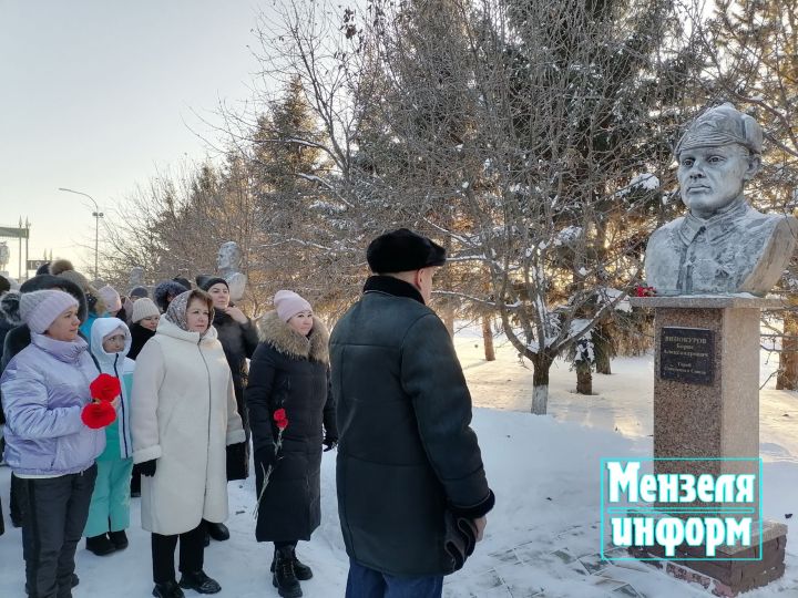Район башлыгы Айдар Салахов якташ геройларыбызны искә алу митингында катнашты