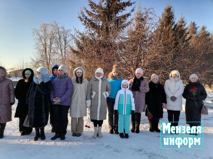 Глава района Айдар Салахов принял участие в митинге посвященном памяти героев-земляков