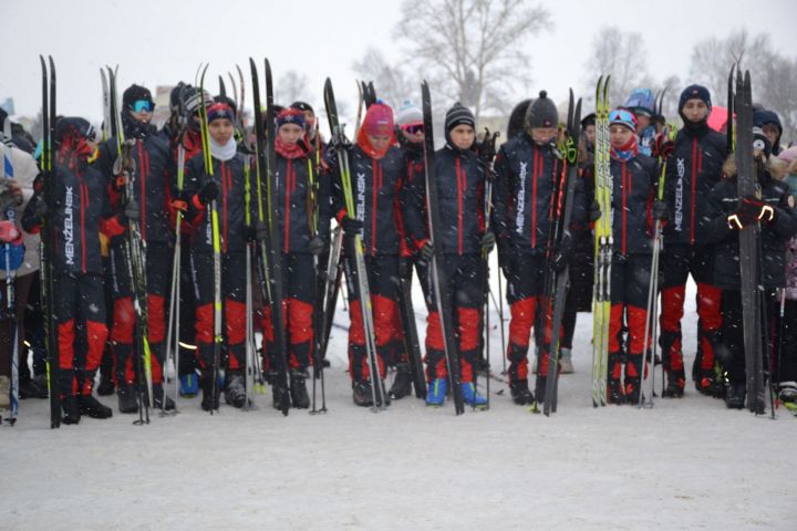 Сборная команда лыжников Мензелинска получила новую форму