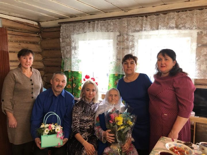 В селе Гулюково поздравили Райхану Хасанову с 90-летием