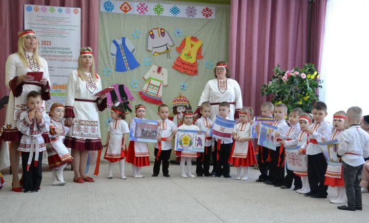 В Мензелинском детском саду № 8 “Солнышко” состоялся фестиваль “Народная мозаика - Fest”