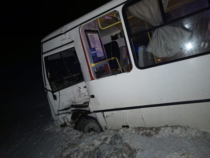 В Мензелинском районе на трассе М-7 столкнулись автобус и МЕRСЕDЕS