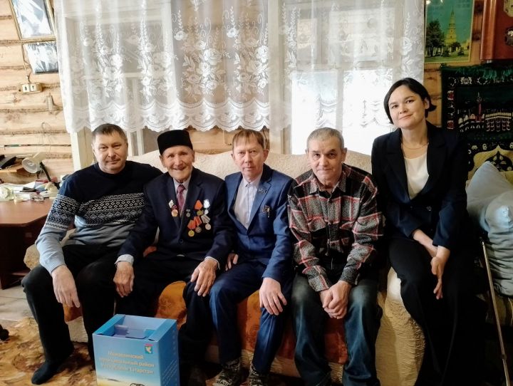 В Аю ветерана Великой Отечественной войны поздравили с 23 Февраля