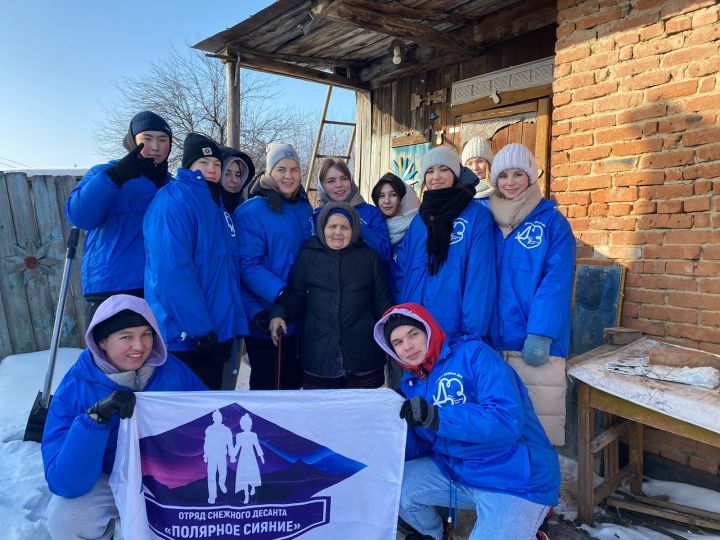 Волонтеры снежного десанта  «Полярное сияние» помогли мензелинским одиноко проживающим пенсионерам