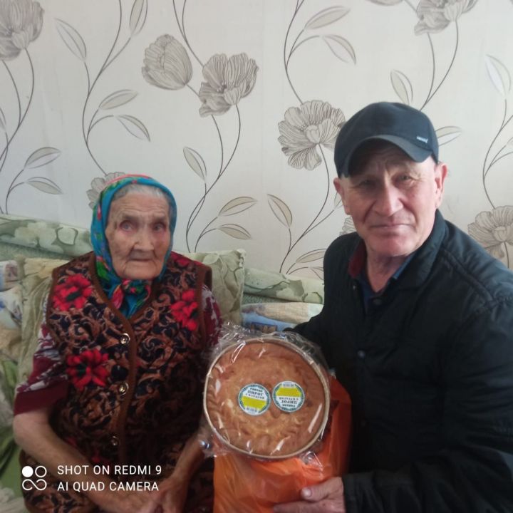 Односельчане, сотрудничающие с благотворительным фондом, привезли пожилым жителям Иркеняшского сельского поселения гостинцы