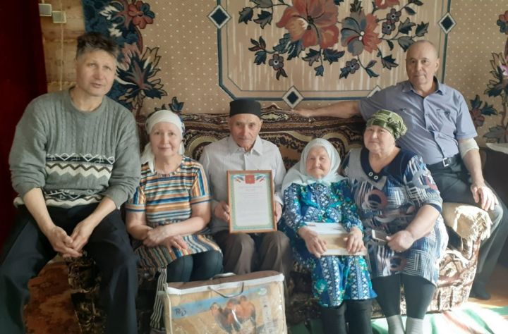 В селе Старый Иркеняш ветерана тыла поздравили с 95-летием