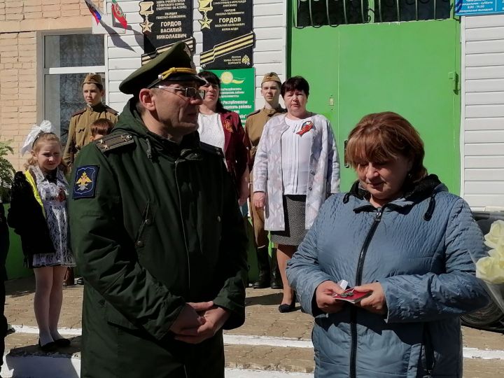 Маме героя мензелинца Евгения Касаткина вручили государственную награду сына
