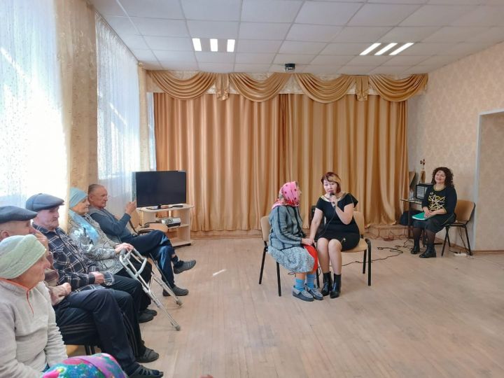 Салису Гараеву навестила Рузалия Тимергалина, сочинившая музыку на её слова