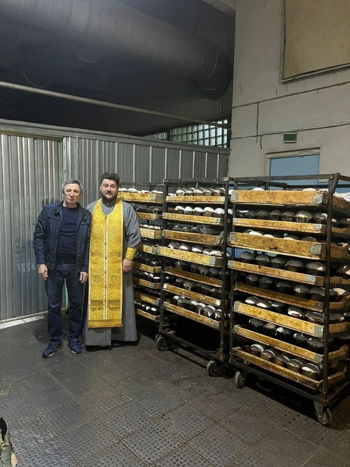 В Мензелинском хлебозаводе начали освящать куличи