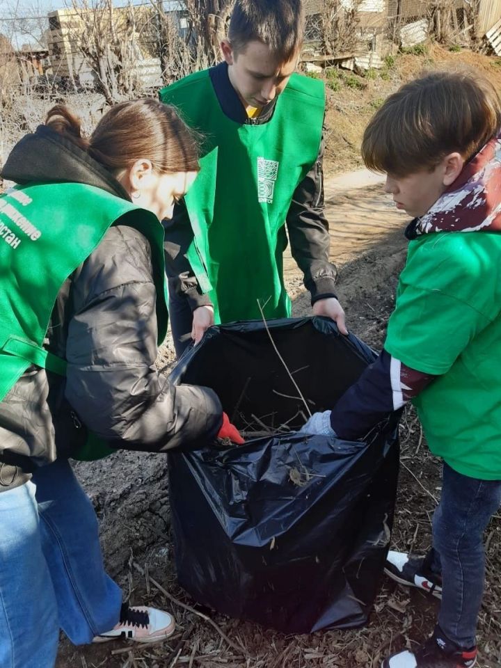 Учащиеся СОШ №2 регулярно участвуют во всероссийских акциях по очистке берегов водоёмов